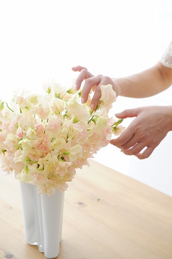 フラワーデザイナー石井千花さんに聞く お花のお手入れと飾り方のコツ 3 花器のタイプ別 飾り方のコツ アンジェ日々のコラム