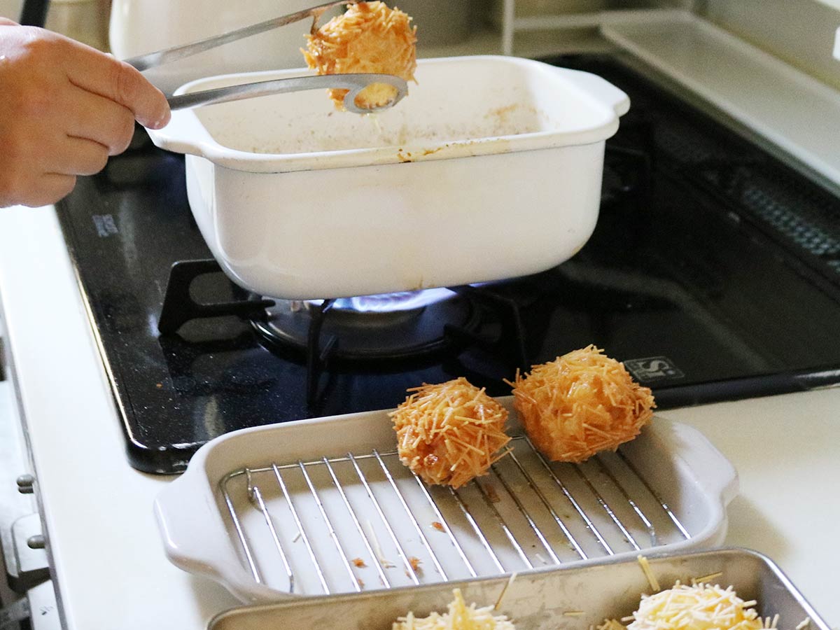 余った素麺を衣に、ふわふわパリパリ食感が美味しい！エビはんぺん揚げ