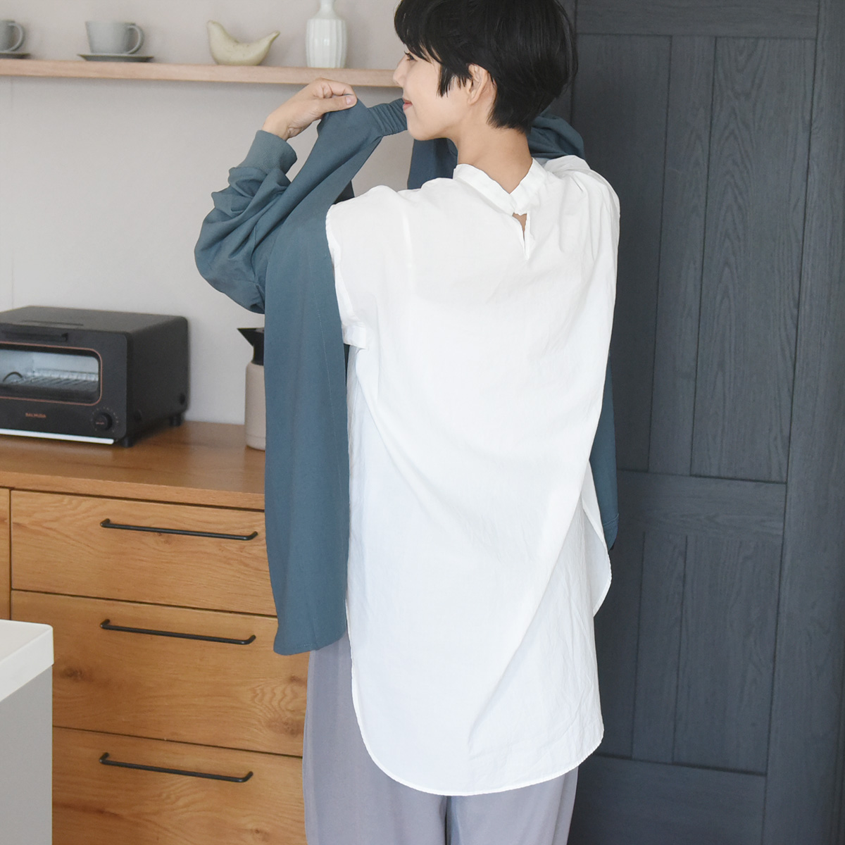 冬の家事には“3秒”かっぽう着がお役立ち。毎朝バタバタでも服は汚さない！身長別スタッフの試着レポート