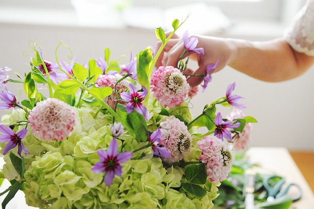 フラワーデザイナー石井千花さんに聞く お花のお手入れと飾り方のコツ 4 花器のタイプ別 飾り方のコツ アンジェ日々のコラム
